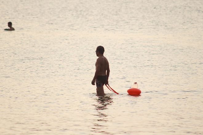 Nhiều người đưa chó cưng ra Hồ Tây cùng tắm để giải nhiệt ngày nắng nóng - Ảnh 24.