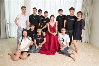 Mì Gói từng là stylist cho Hoa hậu Hoàn vũ Thế giới trong một buổi chụp hình tại Việt Nam.
