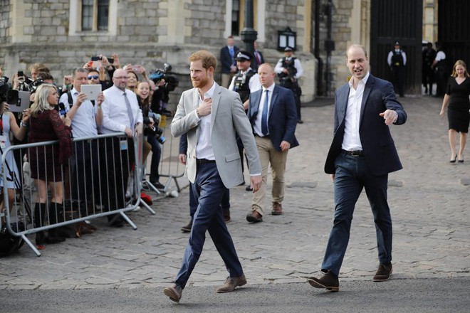  Không khí trước giờ G đám cưới hoàng gia Anh: Người dân xếp chỗ từ sớm mong diện kiến Hoàng tử Harry và tân nương - Ảnh 12.
