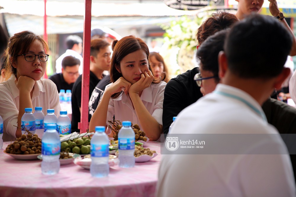 Đông Nhi khóc nghẹn trong đám tang của stylist Mỳ Gói tại Tiền Giang - Ảnh 3.