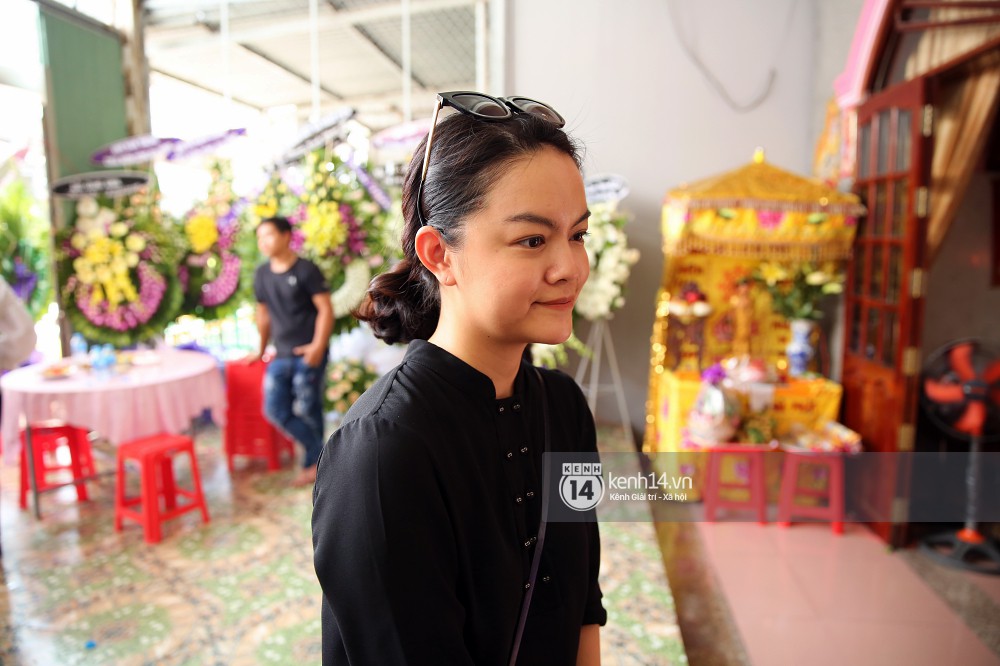 Đông Nhi khóc nghẹn trong đám tang của stylist Mỳ Gói tại Tiền Giang - Ảnh 7.