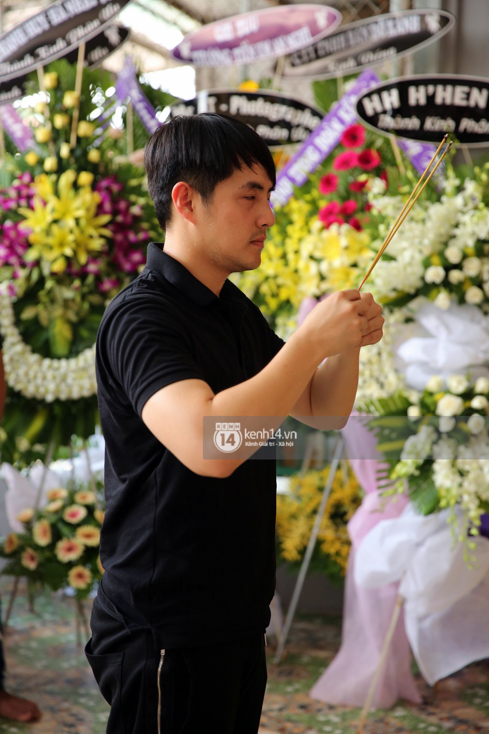 Đông Nhi khóc nghẹn trong đám tang của stylist Mỳ Gói tại Tiền Giang - Ảnh 8.