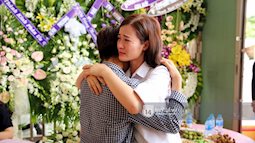 Đông Nhi khóc nghẹn trong đám tang của stylist Mì Gói tại quê nhà Tiền Giang