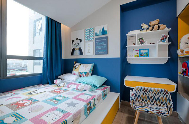 Căn phòng của cậu con trai 5 tuổi có phần vui nhộn hơn với nhiều mảng màu hơn, dù vẫn là xanh - vàng. Gầm giường được thiết kế thêm ngăn chứa đồ để tăng diện tích sử dụng tối đa.