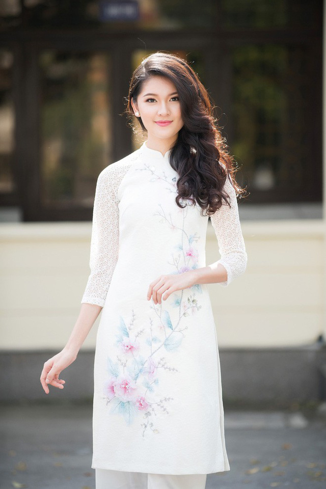 Nếu Hoa hậu Mai Phương trở lại với vẻ đẹp đằm thắm thì Á hậu Thùy Dung lại dịu dàng trong chiếc áo dài trắng cách tân. Cả hai đều có buổi giao lưu vô cùng thẳng thắn và thân mật với các bạn sinh viên.
