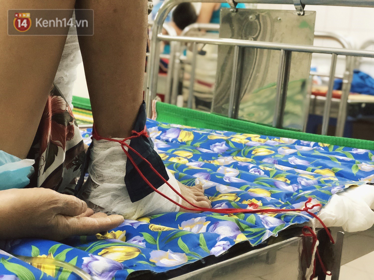 Nạn nhân bị ô tô kéo lê hàng trăm mét ở Hà Nội sau gần 2 tháng: Mẹ già đau đớn buộc chân con trai vào mép giường bệnh - Ảnh 4.