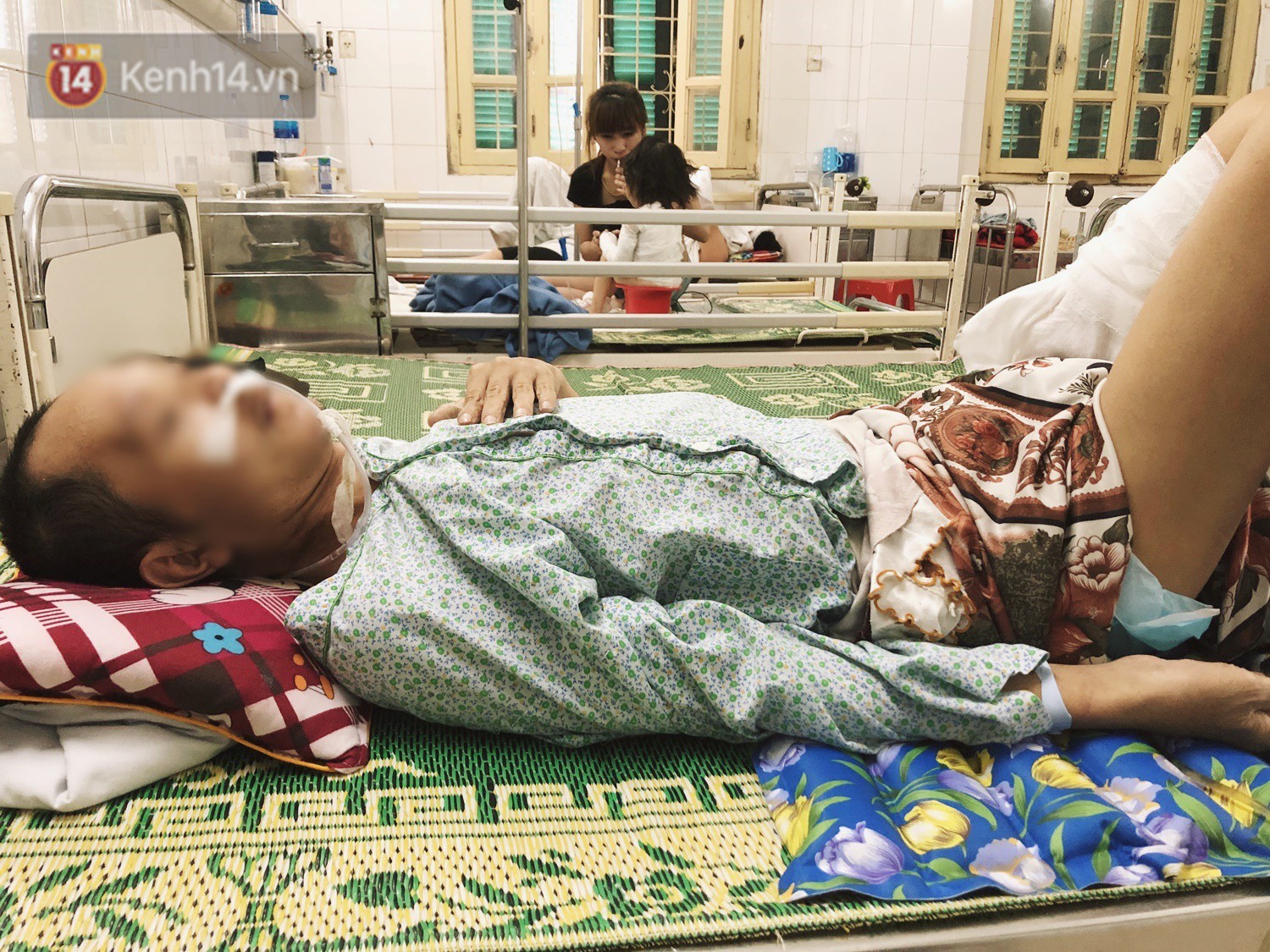 Nạn nhân bị ô tô kéo lê hàng trăm mét ở Hà Nội sau gần 2 tháng: Mẹ già đau đớn buộc chân con trai vào mép giường bệnh - Ảnh 3.
