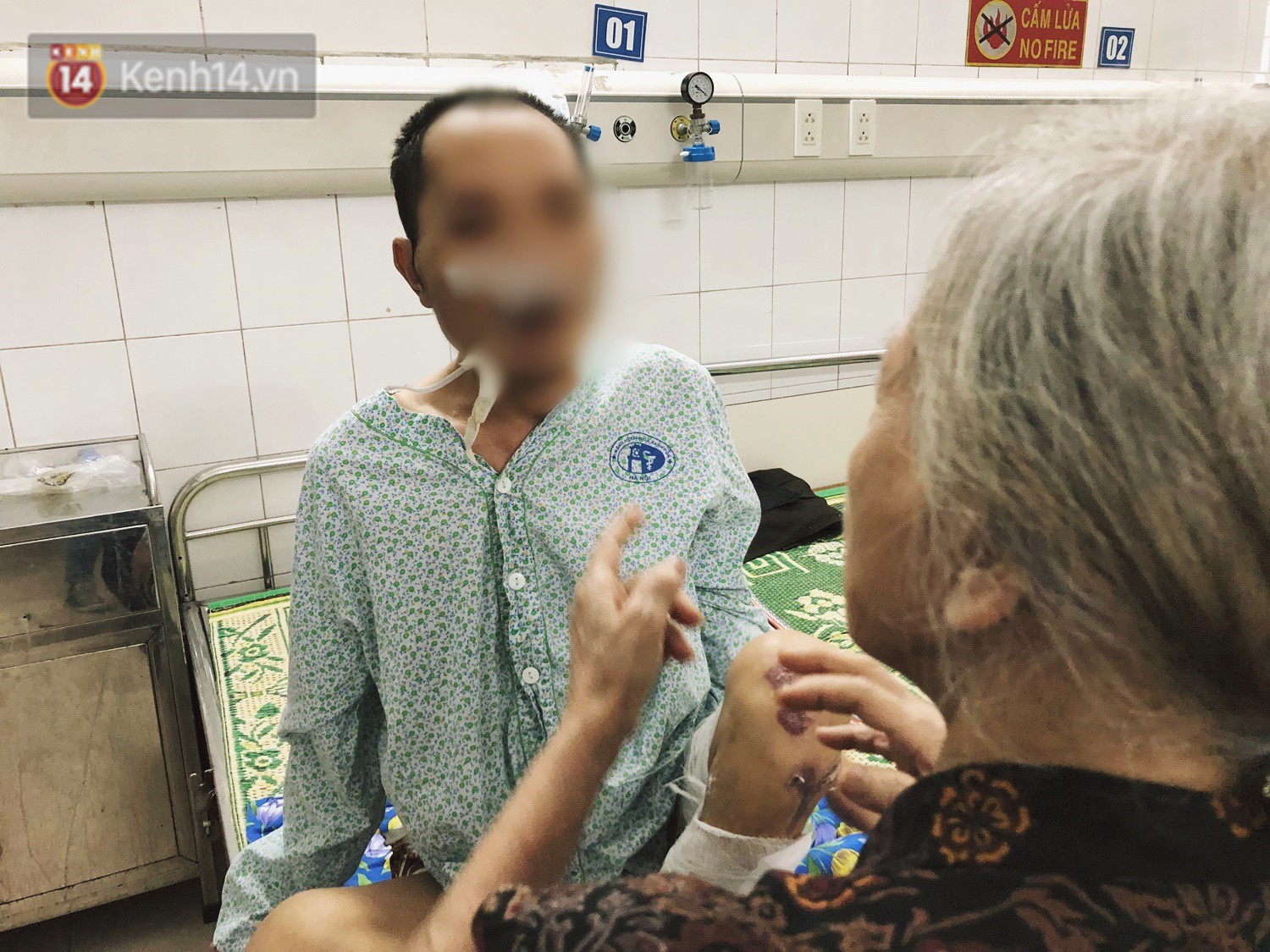 Nạn nhân bị ô tô kéo lê hàng trăm mét ở Hà Nội sau gần 2 tháng: Mẹ già đau đớn buộc chân con trai vào mép giường bệnh - Ảnh 7.