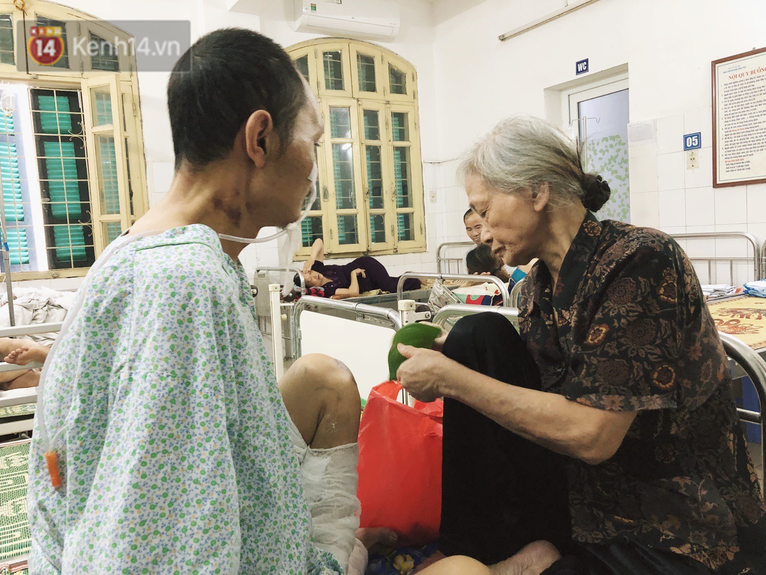 Nạn nhân bị ô tô kéo lê hàng trăm mét ở Hà Nội sau gần 2 tháng: Mẹ già đau đớn buộc chân con trai vào mép giường bệnh - Ảnh 6.