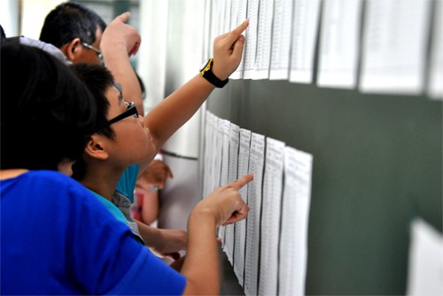 Phụ huynh hoang mang khi phương án tuyển sinh lớp 6 của một số trường THCS công lập được liên tục thay đổi. Ảnh học sinh đăng ký thi lớp 6 vào trường Nguyễn Tất Thành năm 2014: Quý Đoàn.