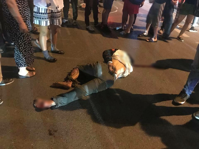 Nạn nhân bị ô tô kéo lê hàng trăm mét ở Hà Nội sau gần 2 tháng: Mẹ già đau đớn buộc chân con trai vào mép giường bệnh - Ảnh 1.