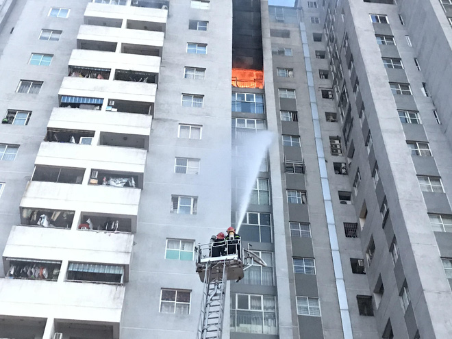 Cháy chung cư ở Hà Đông, kính vỡ rơi từ tầng 18 xuống đường - Ảnh 1.
