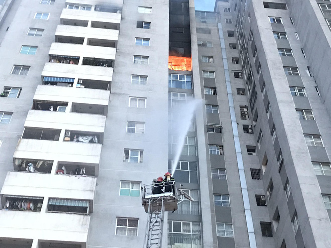 Cháy chung cư ở Hà Đông, kính vỡ rơi từ tầng 18 xuống đường - Ảnh 3.