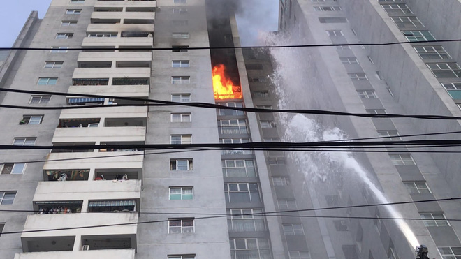 Cháy chung cư ở Hà Đông, kính vỡ rơi từ tầng 18 xuống đường - Ảnh 2.