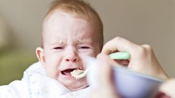 Trẻ suy dinh dưỡng vì sai lầm của ba mẹ khi cho con ăn dặm