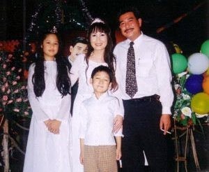 Gia đình nhỏ hạnh phúc của Hồng Vân cùng chồng và con riêng.