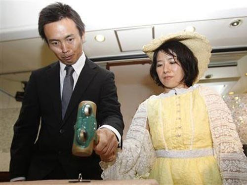 Đập vỡ nhẫn cưới trong lễ ly hôn của người Nhật. Ảnh: Reuters