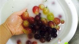 Cách rửa sạch lớp phấn trắng trên vỏ quả nho