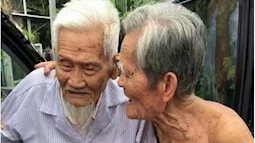 Phút chia tay đầy xúc động của 2 người bạn tri kỉ lúc trăm tuổi: 'Năm sau tôi lại xuống thăm ông nữa nghen'