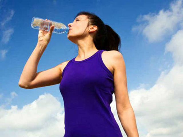 Đứng uống nước sẽ gây nhiều tác hại với sức khỏe.