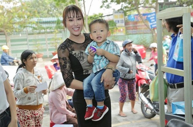 Phi Thanh Vân và con trai Tấn Đức đi làm từ thiện.