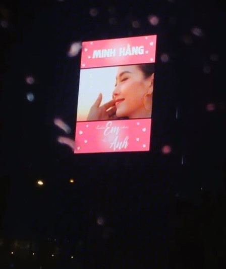 Minh Hằng xúc động khi fan mua banner để quảng bá MV mới của cô.