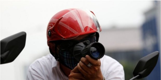 Những “hiệp sĩ đường phố” với trang bị thô sơ luôn sẵn sàng lên đường giúp đỡ người dân. Ảnh: Reuters