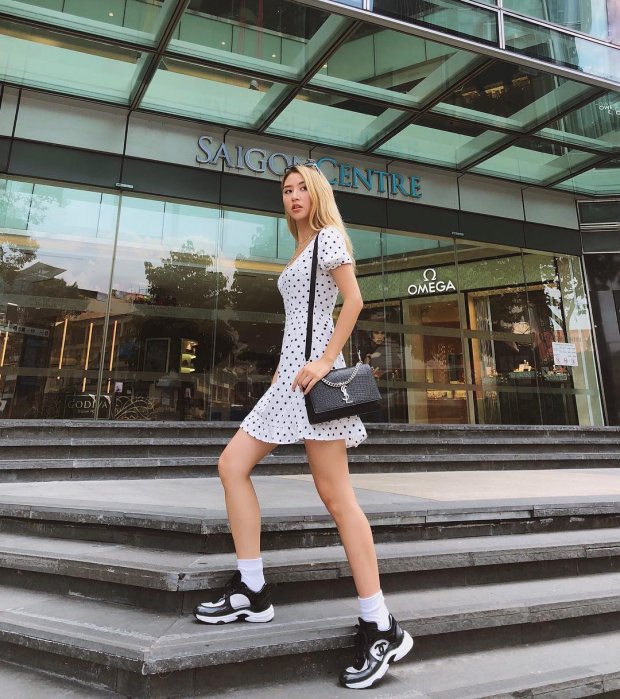 Quỳnh Anh Shyn thì nâng tầm set đồ dạo phố đơn giản bàng sneaker Chanel và túi YSL khiến ai cùng ngoái nhìn.