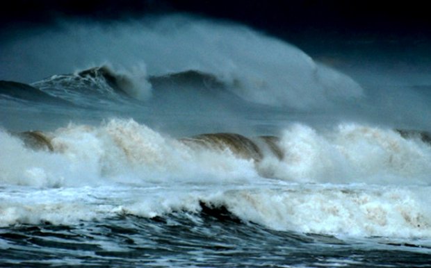 Sáng 3/6, vùng biển Quảng Ngãi xuất hiện gió to, sóng lớn cao từ 2 đến 3,5 m. Ảnh: Minh Hoàng.