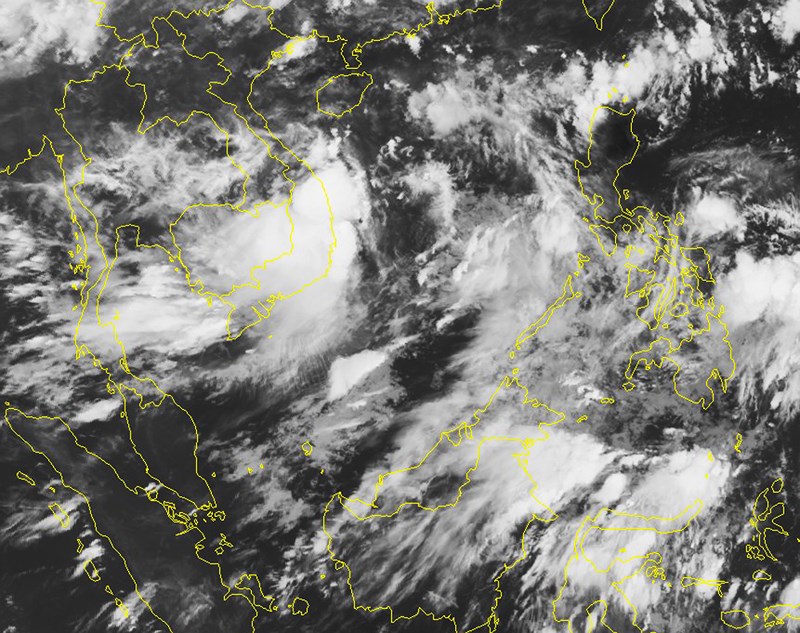 Áp thấp mạnh lên thành bão đang chạy dọc biển miền Trung - 2