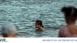 Thót tim trẻ em tập bơi tại bến đò trên sông Hồng