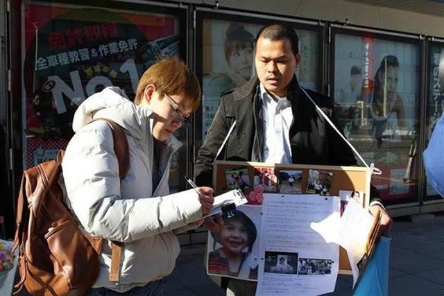 Cha của bé Nhật Linh đi xin chữ ký đòi công bằng cho con gái.