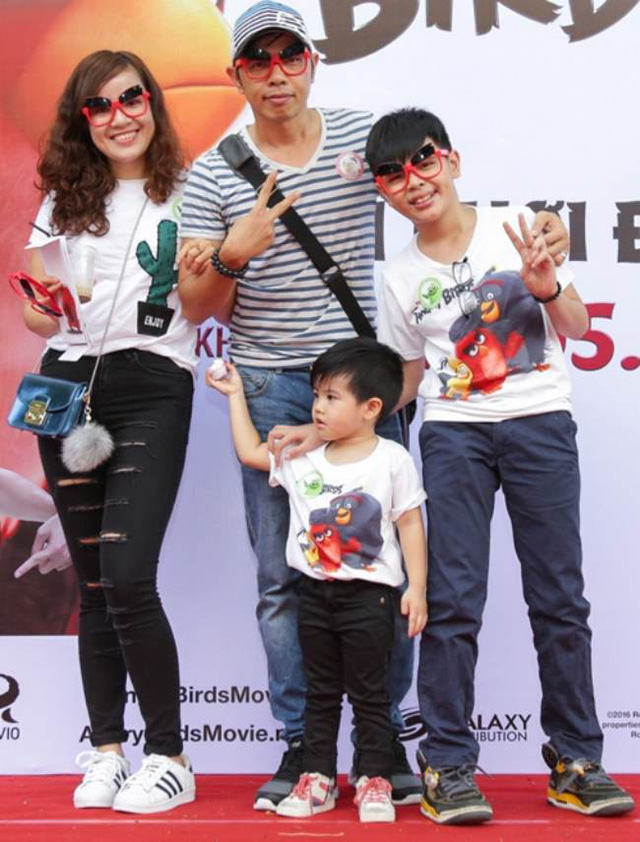 Hình ảnh hiếm hoi của vợ chồng Thái Hòa và con trai Nemo cùng bé Bom (con chung với Cát Phượng).