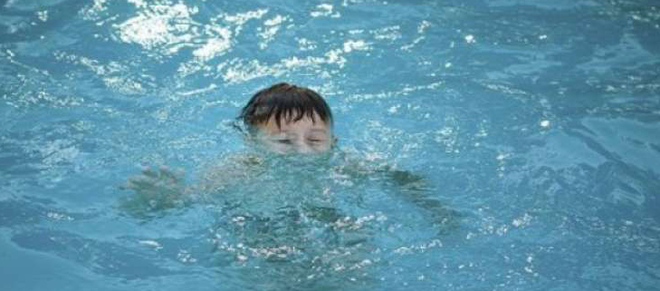 Những tai nạn thương tâm khi trẻ đi học bơi và các nguyên tắc tối quan trọng bố mẹ không nên bỏ qua - Ảnh 5.