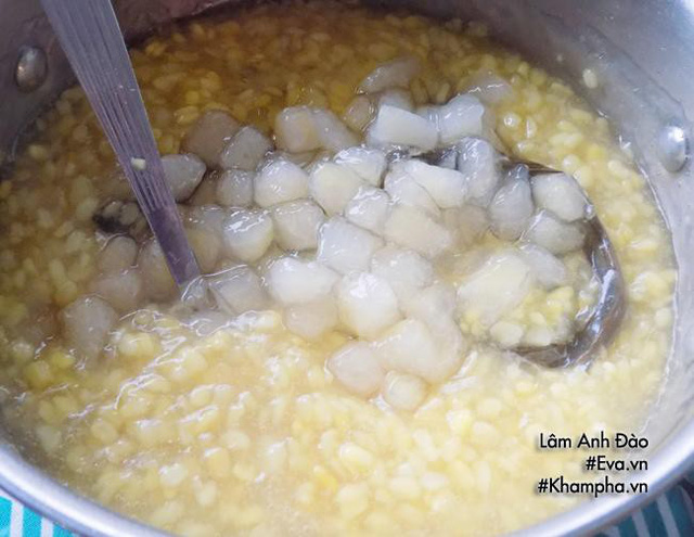 Nước cốt dừa + đường + muối cho vào nồi khuấy tan, bắc lên bếp nấu sôi lăn tăn thì cho nước bột năng cho vào hòa chung tạo độ sánh là tắt bếp.
