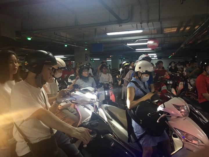 Hà Nội: Hàng trăm người mắc kẹt tại hầm gửi xe trung tâm thương mại Artemis - Ảnh 2.