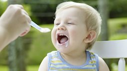 Bé 1 tuổi nên ăn, uống như thế nào để đảm bảo dinh dưỡng? 
