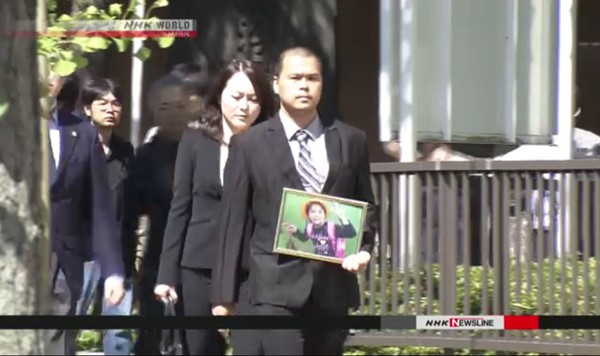 Bố Nhật Linh ôm di ảnh con gái trong phiên tòa xét xử nghi phạm Shibuya Yasuma.