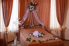 Trang trí phòng cưới lãng mạn với hoa tươi