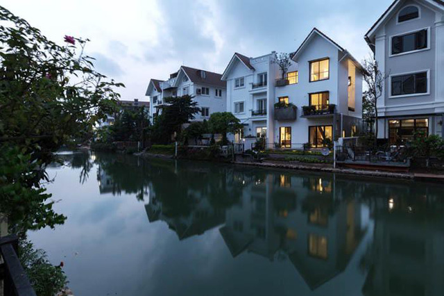 Căn nhà nằm trên khu đất rộng 235m2, trong một khu biệt thự liền kề ở Long Biên, Hà Nội.