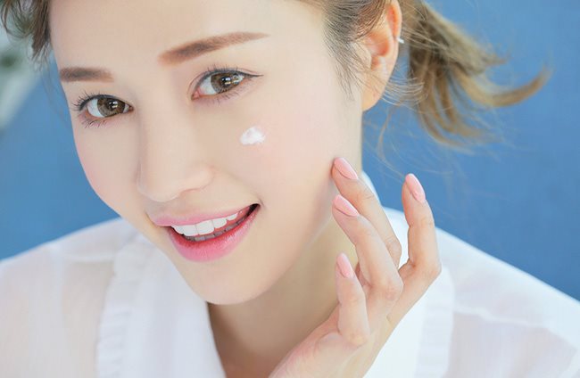 Sử dụng kem dưỡng ẩm đúng cách để có làn da căng mướt