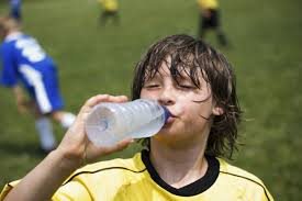 Uống thật nhiều nước để phòng tránh say nắng nhé