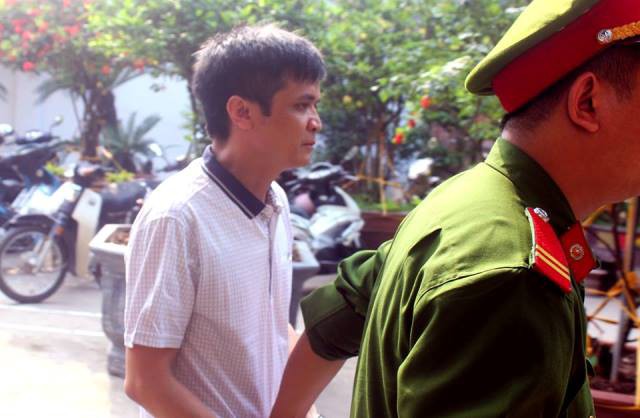 Bị cáo Nguyễn Đình Lê được cảnh sát áp giải tới tòa.
