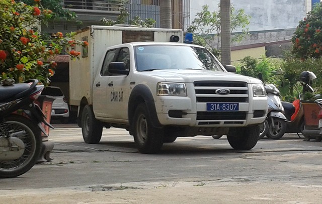 Chiếc xe đặc dụng dẫn giải bị cáo Nguyễn Đình Lê đến phiên tòa xét xử. Ảnh: Ngọc Tuấn