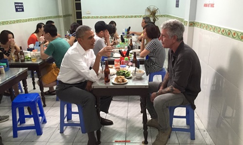 Tổng thống Mỹ Barack Obama ngồi ăn bún chả cùng đầu bếp Anthony Bourdain ở Hà Nội năm 2016. Ảnh: Instagram.