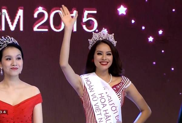 Năm 2015, Phạm Hương đăng quang Hoa hậu Hoàn vũ Việt Nam.
