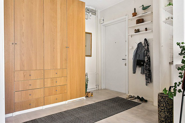 Sảnh căn hộ thiết kế hợp lý với chiếc tủ lớn cao sát trần.