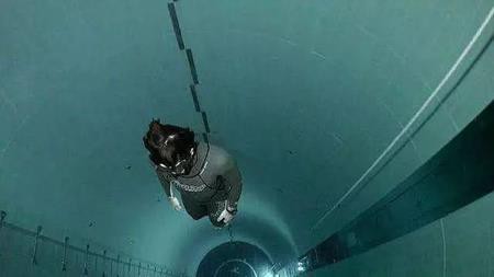 Đây là bể bơi sâu nhất thế giới với chiều sâu 40m, tương đương với chiều cao của một tòa nhà 12 tầng.
