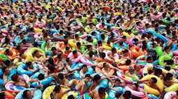 Đến hẹn lại lên: Vừa vào hè, bể bơi ở Trung Quốc đã đông tới mức phải gạt người ra để nhìn thấy nước