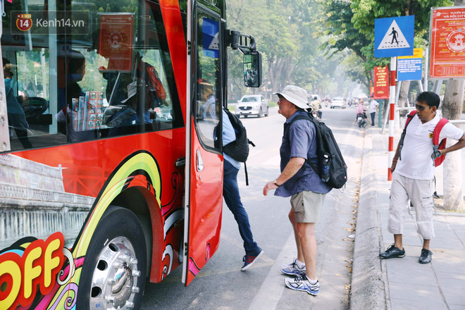 Đìu hiu khách Việt nhưng xe buýt 2 tầng ở Hà Nội vẫn khiến nhiều khách nước ngoài xếp hàng dài mua vé trải nghiệm - Ảnh 5.
